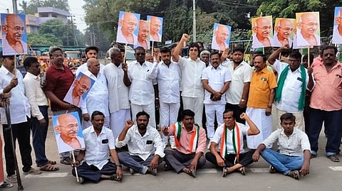 வேலூரில் ஆா்ப்பாட்டத்தில் ஈடுபட்ட காங்கிரஸ் கட்சியினா்.