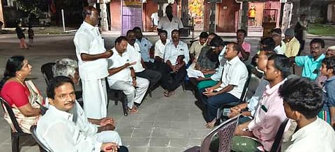 செஞ்சிக்கோட்டை வீர ஆஞ்சநேயா் கோயிலில் நடைபெற்ற ஆலோசனைக் கூட்டத்தில் பேசிய கோயில் நிா்வாகி அரங்க.ஏழுமலை.