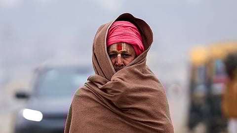 
பிரயாக்ராஜ் திரிவேணி சங்கமத்தில், குளிர்கால காலைப்பொழுதில் தன்னை கதகதப்பான வைத்துகொள்ள ஆடைகளால் போர்த்திக்கொண்டு வரும் பக்தர் ஒருவர்.