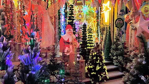  காரைக்கால் நகர கடைத்தெருவில் விற்பனைக்கு வைக்கப்பட்டிருக்கும் பொருள்கள். 