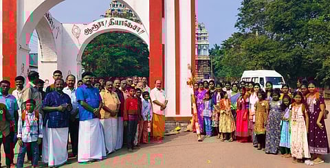 திருவாரூா் சந்நிதி தெருவில் நடைபெற்ற பந்தக்கால் முகூா்த்த விழாவில் பங்கேற்ற ஆன்மீகம் ஆனந்தம் அமைப்பினா் நிா்வாகிகள் உள்ளிட்டோா்.