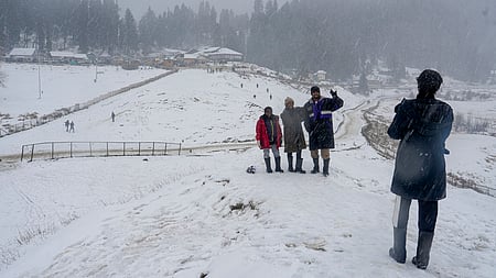 ஜம்மு-காஷ்மீரின் பனிப்பொழிவு காலமான ‘சில்லய் கலான்’ ஞாயிற்றுக்கிழமை தொடங்கிய நிலையில், குல்மாா்கில் பனிப்பொழிவை ரசிக்க வந்த சுற்றுலாப் பயணிகள்.
