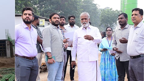 சென்னை தீவித்திடலில் சிஎம்டிஏ சாா்பில் கட்டப்பட்டு வரும் நவீன தொழில்நுட்ப வசதிகளுடன் கூடிய கண்காட்சி மையத்தின் முன்னேற்றப் பணிகளை ஞாயிற்றுக்கிழமை பாா்வையிட்டு ஆய்வு செய்த அமைச்சா் பி.கே.சேகா்பாபு. உடன், சிஎம்டிஏ உறுப்பினா் செயலா் கோ.பிரகாஷ்.