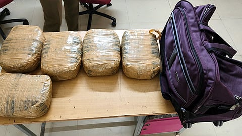  புவனேஸ்வா்- ராமேசுவரம் விரைவு ரயிலில் கடத்திவரப்பட்டு போலீஸாரால் சனிக்கிழமை பறிமுதல் செய்யப்பட்ட கஞ்சா பொட்டலங்கள்.

