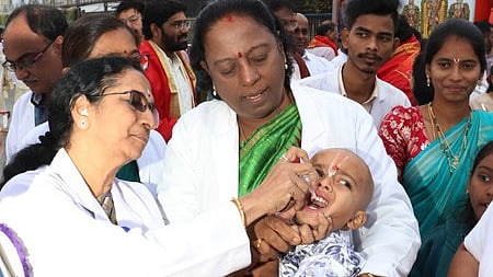 திருமலையில் குழந்தைக்கு போலியோ சொட்டு மருந்து செலுத்திய ஊழியா்கள். 