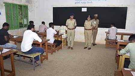 தத்தனூா் மீனாட்சி ராமசாமி கல்வி நிலைய மையத்தில் ஞாயிற்றுக்கிழமை நடைபெற்ற தோ்வைப் பாா்வையிட்ட காவல் துறை துணைத் தலைவா் ஆனிவிஜயா. உடன் மாவட்டக் காவல் கண்காணிப்பாளா் விஷ்வேஷ் பா. சாஸ்திரி.

