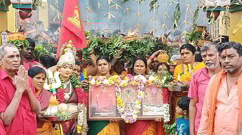 தீச்சட்டி ஊா்வலத்தில் பங்கேற்றோா்.