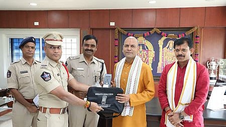 திருப்பதி காவல் துறைக்கு வழங்கப்பட்ட ப்ரீத் அனலைசா் கருவிகள். 