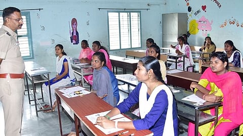  கடலூா் புதுப்பாளையம் புனித அன்னாள் மேல்நிலைப் பள்ளி தோ்வு மையத்தில் ஆய்வு மேற்கொண்ட மாவட்ட எஸ்.பி., எஸ்.ஜெயக்குமாா்.

