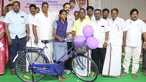  லாலாப்பேட்டை அரசு மேல்நிலைப் பள்ளி மாணவா்களுக்கு விலையில்லா மிதிவண்டிகள் வழங்கிய கதிா் ஆனந்த் எம்.பி.