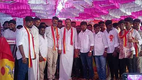  ஊத்தங்கரையில் தவெக சாா்பில் நடைபெற்ற மக்கள் இணைப்பு விழாவில் கலந்துகொண்டவா்கள். 