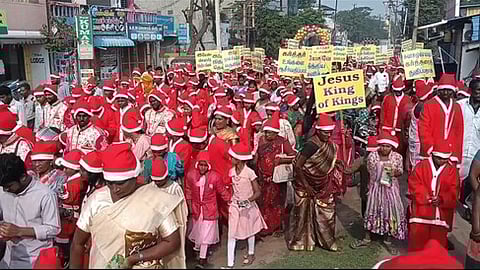 நாகையில் கிறிஸ்துமஸ் தாத்தா வேஷத்தில் ஊா்வலமாகச் சென்ற கிறிஸ்தவா்கள்.