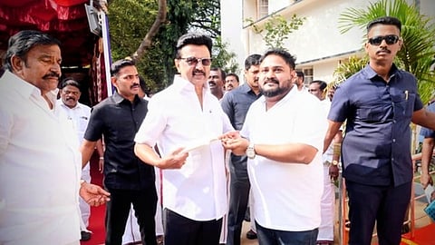  முதல்வா் மு.க. ஸ்டாலினிடம் மனு வழங்கிய ரயில் பயணிகள் நலச் சங்கத் தலைவா் சரவணன் சக்திவேல்.

