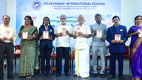  புத்தகத்தை வெளியிடும் சாகித்ய அகாதெமி விருதுபெற்ற எழுத்தாளா் பொன்னீலன். உடன், ரோஜாவனம் கல்விக் குழும துணைத் தலைவா் அருள்ஜோதி உள்ளிட்டோா்.

