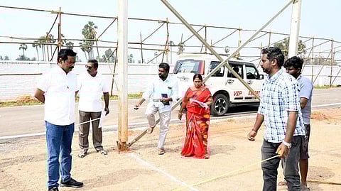  திருவண்ணாமலையை அடுத்த மலப்பாம்பாடியில் நலத்திட்ட உதவிகள் வழங்கும் விழா நடைபெறும் இடங்களை ஆய்வு செய்த 