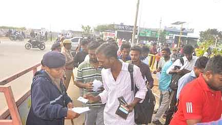 வேலூா் விஐடி பல்கலைக்கழக தோ்வு மையத்தில் எழுதுவதற்காக காத்திருந்த தோ்வா்கள். 