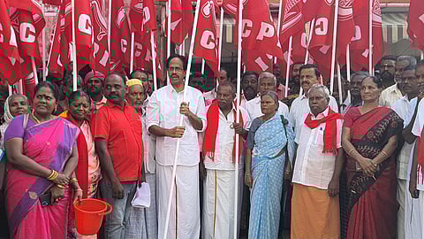  மக்கள் சந்திப்பு இயக்கத்தில் பேசிய இந்திய கம்யூனிஸ்ட் கட்சியின் மாநிலச் செயலா் மு. வீரபாண்டியன்.

