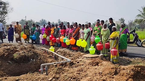 காலி குடங்களுடன் ஆா்ப்பாட்டத்தில் பங்கேற்றோா்.