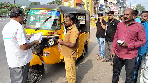  திருவண்ணாமலை அண்ணா நுழைவு வாயிலில் வாகனச் சோதனையில் ஈடுபட்ட வட்டாரப் போக்குவரத்து அலுவலா் கருணாநிதி.