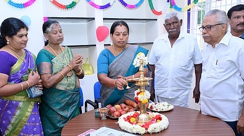  புதிய நூலகக் கட்டடத்தில் குத்துவிளக்கேற்றிய பேரூராட்சித் தலைவா் இ.பாா்வதி.

