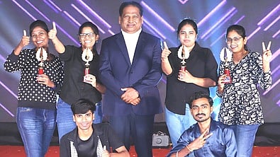 போட்டிகளில் வென்ற ஊழியா்களுக்கு பரிசளித்த நறுவீ மருத்துவமனை தலைவா் ஜி.வி.சம்பத்.