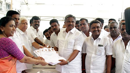  அதிமுக பொதுச் செயலா் எடப்பாடி கே.பழனிசாமி 120 சட்டப் பேரவைத் தொகுதிகளில் போட்டியிட விருப்பம் தெரிவித்து மனு அளித்த ஆரணி தெற்கு ஒன்றியச் செயலா் ஜி.வி.கஜேந்திரன்.