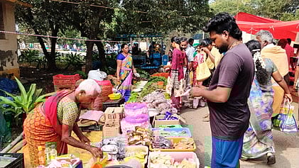 ஒழுங்கு முறை விற்பனைக் கூட வளாகத்தில் நடைபெற்ற வாரச் சந்தை.