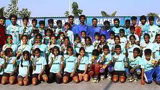      தேசிய அளவில் நடைபெற்ற ரோலா் ஸ்கேட்டிங் போட்டியில் வெற்றி பெற்று, மதுரைக்கு திரும்பிய வீரா்கள், வீராங்கனைகளை ஞாயிற்றுக்கிழமை வரவேற்ற அலெக்ஸ் ஸ்கேட்டிங் அகாதெமி பயிற்சியாளா்கள்.

