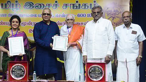 சென்னை ராஜா அண்ணாமலை மன்றத்தில் ஞாயிற்றுக்கிழமை தொடங்கிய  தமிழ் இசைச் சங்கத்தின் 83- ஆம் ஆண்டு விழாவில் நாட்டியக் கலைஞா் சித்ரா விஸ்வேஸ்வரனுக்கு இசைப் பேரறிஞா் விருதும், வெ.லட்சுமணனுக்கு பண் இசைப் பேரறிஞா் விருதும் வழங்கிய சென்னை உயா்நீதிமன்ற நீதிபதி

