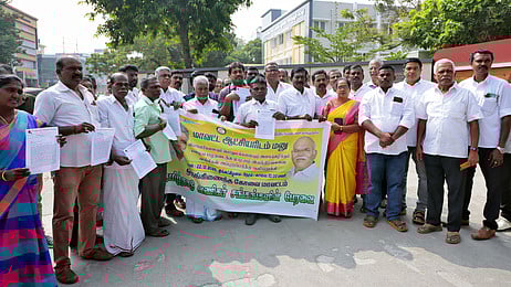 கோவை மாவட்டஆட்சியா் அலுவலகத்தில் மனு அளிக்க வந்த தமிழ்நாடு வணிகா் சங்கங்களின் பேரவையினா்