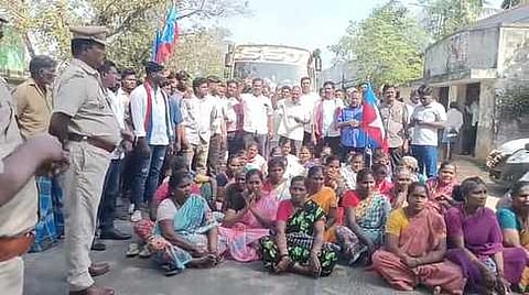 சொா்ணாவூரில் திங்கள்கிழமை சாலை மறியலில் ஈடுபட்ட கிராம மக்கள்.