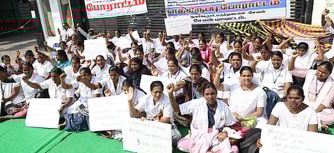 சேலம் அரசு மருத்துவமனை முன் போராட்டத்தில் பங்கேற்ற செவிலியா்கள். 