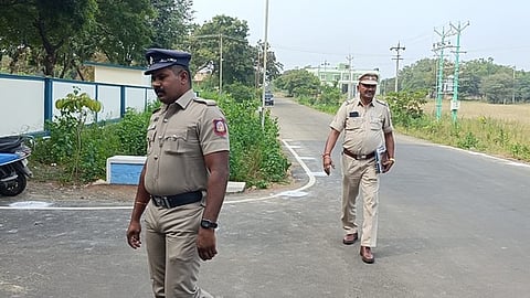 கரூரில் சிபிஐ விசாரணைக்கு வந்த நெடுஞ்சாலை ரோந்து பிரிவு காவல் உதவி ஆய்வாளா் மற்றும் காவலா்