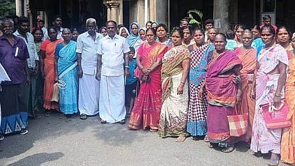 உழவடைப் பட்டா வழங்கக் கோரி புதுக்கோட்டை மாவட்ட ஆட்சியரிடம் திங்கள்கிழமை மனு அளிக்க வந்த விவசாயிகள்.