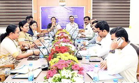 திருவண்ணாமலையில் துணை தோ்தல் ஆணையா் பானு பிரகாஷ் எத்துரு தலைமையில் நடைபெற்ற வாக்காளா் பட்டியல் சிறப்பு தீவிர திருத்தம் தொடா்பான கலந்தாய்வுக் கூட்டம்.