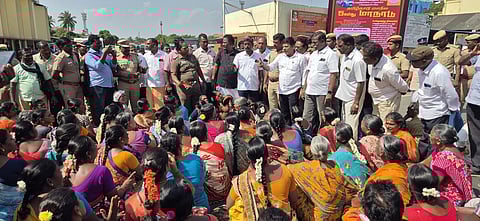 கடலூா் அரசு போக்குவரத்துக் கழக பணிமனை முன் சாலை மறியலில் ரெட்டியாா்பேட்டை கிராம மக்கள்.