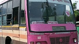 காங்கயம் பேருந்து நிலையத்தில் ஓட்டுநருக்காக வெகுநேரம் காத்திருந்த நகரப் பேருந்து.