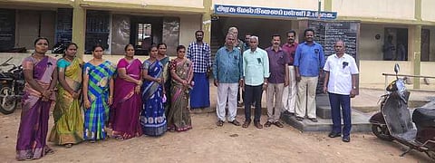 அரியலூா் மாவட்டம், உட்கோட்டை அரசு மேல்நிலைப் பள்ளியில், திங்கள்கிழமை கருப்புப் பட்டை அணிந்து பணியாற்றிய ஆசிரியா்கள்.