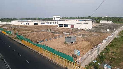 கிடப்பில் போடப்பட்டுள்ள ஸ்ரீவில்லிபுத்தூா் புதிய பேருந்து நிலையக் கட்டுமானப் பணிகள்