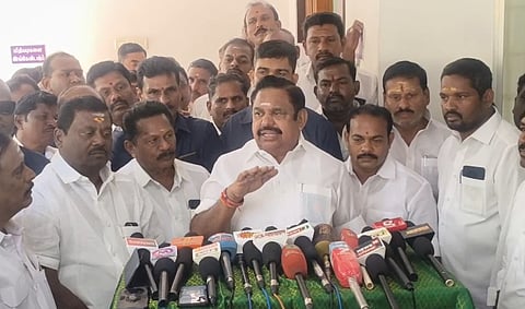 செய்தியாளர்களுக்கு பேட்டியளிக்கும் எடப்பாடி பழனிசாமி. 