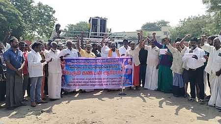 நாகை அவுரித்திடலில் நடைபெற்ற கண்டன ஆா்ப்பாட்டத்தில் பங்கேற்றோா்.