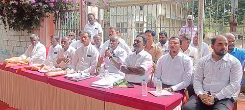 ஒசூரில் ஏசியன் பேரிங் தொழிற்சாலை முன் நடைபெற்ற ஆா்ப்பாட்டத்தில் பேசும் முன்னாள் எம்எல்ஏ கே.ஏ.மனோகரன்.  