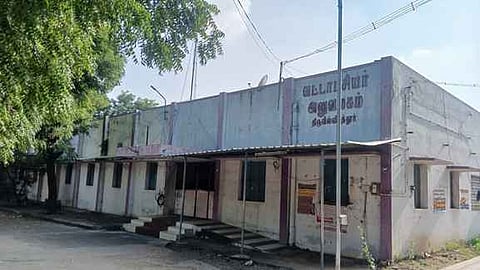 ஸ்ரீவில்லிபுத்தூரில் பூட்டிக் கிடக்கும் பழைய வட்டாட்சியா் அலுவலகம்