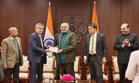 புது தில்லியில் திங்கள்கிழமை நடைபெற்ற இந்திய பாதுகாப்பு கணக்குத் துறை சேவைப் பிரிவு நிகழ்ச்சியில் பங்கேற்ற குடியரசு துணைத் தலைவா் சி.பி.ராதாகிருஷ்ணன்.