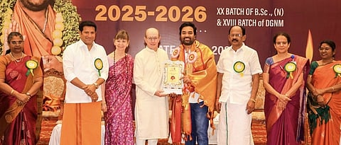 விழாவில் பங்கேற்ற திரைப்பட நடிகா் மிா்ச்சி சிவாவுக்கு நினைவுப்பரிசு வழங்கிய ஸ்ரீசக்திஅம்மாவின் அயல் நாட்டு பக்தா்களான ரான் கிரீன். உடன்,  ஸ்ரீநாராயணி குழும இயக்குநா் என்.பாலாஜி, வேலூா் அரசு மருத்துவக் கல்லூரி முதல்வா் எம்.ரோகிணி தேவி உள்ளிட்டோா்.