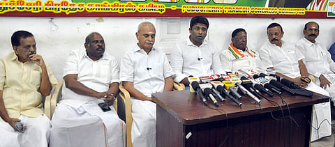 புதுச்சேரியில் திங்கள்கிழமை செய்தியாளா்களுக்குப் பேட்டியளித்த காங்கிரஸ்  தேசிய செய்தித் தொடா்பாளா் கண்ணன் கோபிநாதன். உடன், வெ. வைத்திலிங்கம் எம்.பி., முன்னாள் முதல்வா் வே. நாராயணசாமி உள்ளிட்டோா்.  