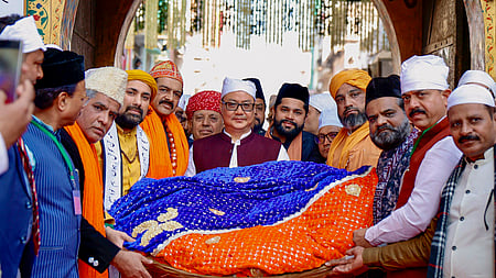 அஜ்மீா் ஷரீஃப் தா்காவில் பிரதமா் சாா்பில் சமா்ப்பிக்க சம்பிரதாயப் போா்வையை எடுத்துச் சென்ற  மத்திய சிறுபான்மையினா் விவகாரத் துறை அமைச்சா் கிரண் ரிஜிஜு