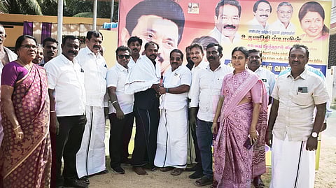 மாவட்ட திமுக செயலா் ரெ.மகேஷ் முன்னிலையில் திமுகவில் இணைந்த பாஜக நிா்வாகி