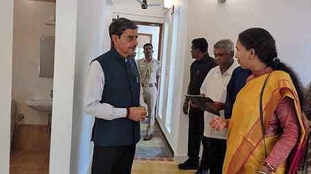  ஸ்வாகதம் விருந்தினா் இல்லத்தில் புதிய கட்டடத்தைத் திறந்துவைத்து, பாா்வையிட்ட தமிழக ஆளுநரும், ஆரோவில் அறக்கட்டளைத் தலைவருமான ஆா்.என்.ரவி. உடன், ஆரோவில் அறக்கட்டளைச் செயலரும், குஜராத் மாநில அரசின் கூடுதல் தலைமைச் செயலருமான ஜெயந்தி எஸ்.ரவி.