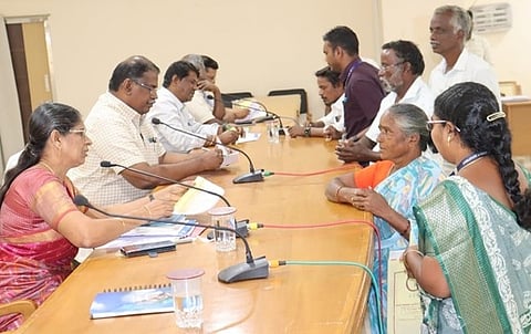 பொதுமக்களிடம் குறைகளைக் கேட்டறிந்த ராணிப்பேட்டை மாவட்ட வருவாய் அலுவலா் செ. தனலிங்கம்.